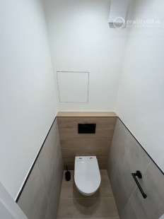 NOVÁ SUPER CENA - TERASA - TRIEDA SNP - 3 IZBOVÝ SUPER MODERNÝ BYT 57 M2, UZAVRETÁ LODŽIA, KLIMATIZÁCIA, PRÁČKA