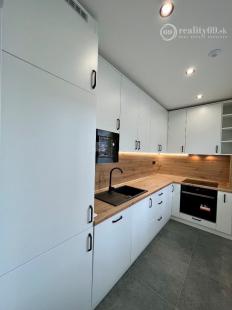 NOVÁ SUPER CENA - TERASA - TRIEDA SNP - 3 IZBOVÝ SUPER MODERNÝ BYT 57 M2, UZAVRETÁ LODŽIA, KLIMATIZÁCIA, PRÁČKA