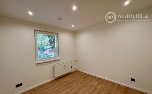 NOVÁ SUPER CENA - TERASA - TRIEDA SNP - 3 IZBOVÝ SUPER MODERNÝ BYT 57 M2, UZAVRETÁ LODŽIA, KLIMATIZÁCIA, PRÁČKA