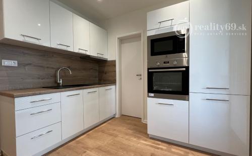 KVP - WURMOVA - 3 IZBOVÝ PO KOMPLETNEJ REKONŠTRUKCII 65 M2, LODŽIA.