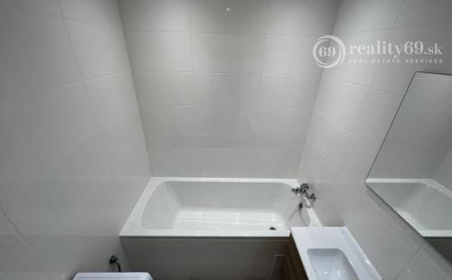 KVP - WURMOVA - 3 IZBOVÝ PO KOMPLETNEJ REKONŠTRUKCII 65 M2, LODŽIA.