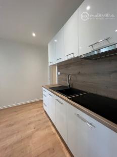 KVP - WURMOVA - 3 IZBOVÝ PO KOMPLETNEJ REKONŠTRUKCII 65 M2, LODŽIA.