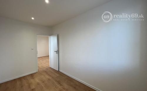 KVP - WURMOVA - 3 IZBOVÝ PO KOMPLETNEJ REKONŠTRUKCII 65 M2, LODŽIA.