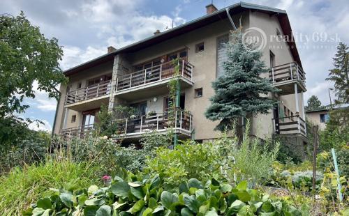 NOVÁ SUPER CENA - TOP LOKALITA -  MENGUSOVSKÁ - 5 IZBOVÝ RD 300 M2, GARÁŽ, PEKNÝ POZEMOK 636 M2.