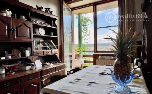 NOVÁ SUPER CENA - TOP LOKALITA -  MENGUSOVSKÁ - 5 IZBOVÝ RD 300 M2, GARÁŽ, PEKNÝ POZEMOK 636 M2.