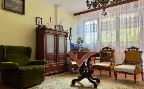 NOVÁ SUPER CENA - TOP LOKALITA -  MENGUSOVSKÁ - 5 IZBOVÝ RD 300 M2, GARÁŽ, PEKNÝ POZEMOK 636 M2.