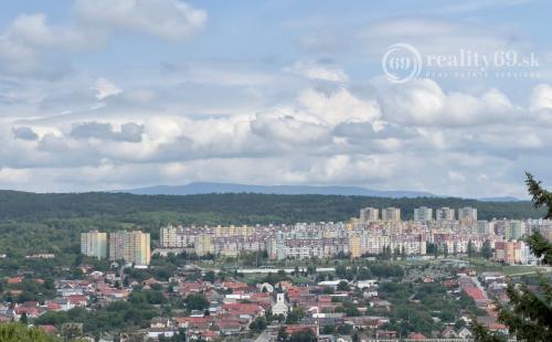 NOVÁ SUPER CENA - TOP LOKALITA -  MENGUSOVSKÁ - 5 IZBOVÝ RD 300 M2, GARÁŽ, PEKNÝ POZEMOK 636 M2.