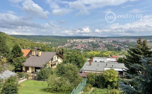 NOVÁ SUPER CENA - TOP LOKALITA -  MENGUSOVSKÁ - 5 IZBOVÝ RD 300 M2, GARÁŽ, PEKNÝ POZEMOK 636 M2.