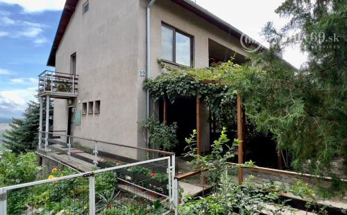 NOVÁ SUPER CENA - TOP LOKALITA -  MENGUSOVSKÁ - 5 IZBOVÝ RD 300 M2, GARÁŽ, PEKNÝ POZEMOK 636 M2.