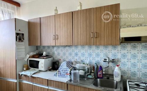 NOVÁ SUPER CENA - TOP LOKALITA -  MENGUSOVSKÁ - 5 IZBOVÝ RD 300 M2, GARÁŽ, PEKNÝ POZEMOK 636 M2.