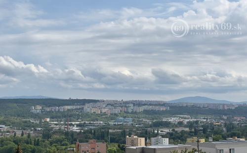 NOVÁ SUPER CENA - TOP LOKALITA -  MENGUSOVSKÁ - 5 IZBOVÝ RD 300 M2, GARÁŽ, PEKNÝ POZEMOK 636 M2.