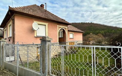 MAĎARSKO - ALSÓTELEKES 4 IZBOVÝ RODINNÝ DOM V PEKNEJ LOKALITE.