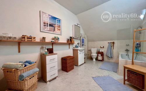 ČEČEJOVCE - SELEŠKA POSCHODOVÝ 5 IZBOVÝ RD V SUPER STAVE, POZEMOK 1.822 M2.