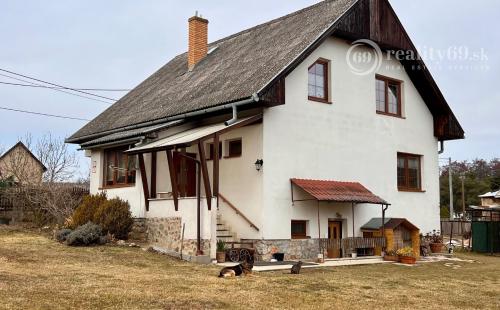 ČEČEJOVCE - SELEŠKA POSCHODOVÝ 5 IZBOVÝ RD V SUPER STAVE, POZEMOK 1.822 M2.