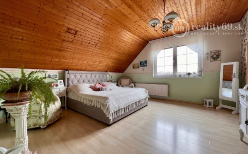 ČEČEJOVCE - SELEŠKA POSCHODOVÝ 5 IZBOVÝ RD V SUPER STAVE, POZEMOK 1.822 M2.