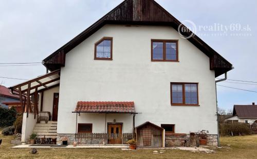 ČEČEJOVCE - SELEŠKA POSCHODOVÝ 5 IZBOVÝ RD V SUPER STAVE, POZEMOK 1.822 M2.