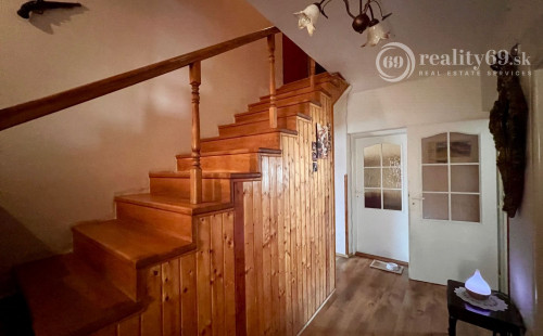 ČEČEJOVCE - SELEŠKA POSCHODOVÝ 5 IZBOVÝ RD V SUPER STAVE, POZEMOK 1.822 M2.