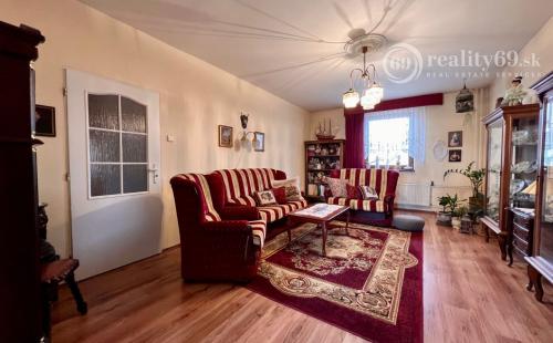 ČEČEJOVCE - SELEŠKA POSCHODOVÝ 5 IZBOVÝ RD V SUPER STAVE, POZEMOK 1.822 M2.