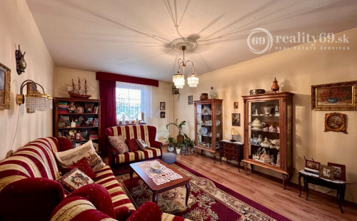 ČEČEJOVCE - SELEŠKA POSCHODOVÝ 5 IZBOVÝ RD V SUPER STAVE, POZEMOK 1.822 M2.