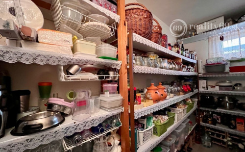 ČEČEJOVCE - SELEŠKA POSCHODOVÝ 5 IZBOVÝ RD V SUPER STAVE, POZEMOK 1.822 M2.