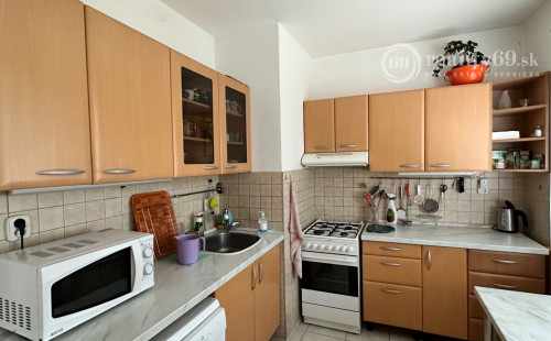 NOVÁ CENA - JAZERO - POLÁRNA 3 IZBOVÝ BYT SUPER STAV, ZATEPLENÁ  LODŽIA.