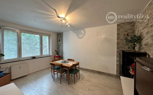 NOVÁ CENA - JAZERO - POLÁRNA 3 IZBOVÝ BYT SUPER STAV, ZATEPLENÁ  LODŽIA.