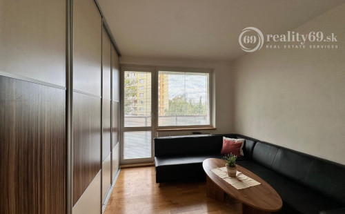 NOVÁ CENA - JAZERO - POLÁRNA 3 IZBOVÝ BYT SUPER STAV, ZATEPLENÁ  LODŽIA.