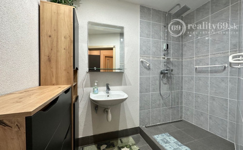 NOVÁ CENA - JAZERO - POLÁRNA 3 IZBOVÝ BYT SUPER STAV, ZATEPLENÁ  LODŽIA.