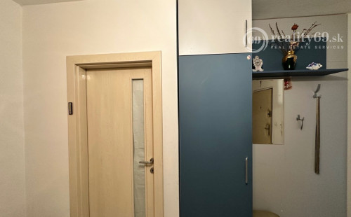 NOVÁ CENA - JAZERO - POLÁRNA 3 IZBOVÝ BYT SUPER STAV, ZATEPLENÁ  LODŽIA.