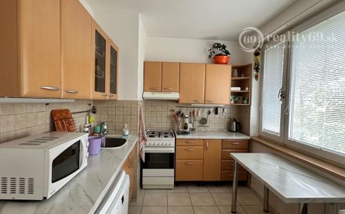 NOVÁ CENA - JAZERO - POLÁRNA 3 IZBOVÝ BYT SUPER STAV, ZATEPLENÁ  LODŽIA.