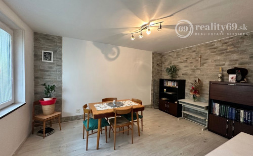 NOVÁ CENA - JAZERO - POLÁRNA 3 IZBOVÝ BYT SUPER STAV, ZATEPLENÁ  LODŽIA.