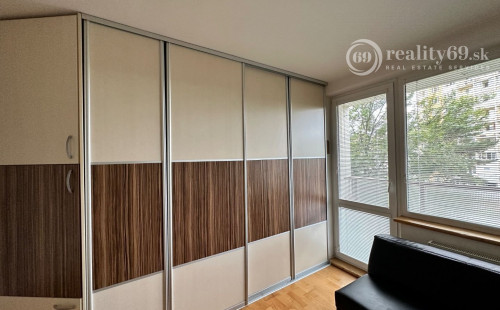 NOVÁ CENA - JAZERO - POLÁRNA 3 IZBOVÝ BYT SUPER STAV, ZATEPLENÁ  LODŽIA.