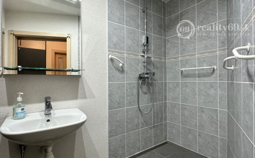 NOVÁ CENA - JAZERO - POLÁRNA 3 IZBOVÝ BYT SUPER STAV, ZATEPLENÁ  LODŽIA.