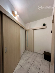 NOVÁ CENA - JAZERO - POLÁRNA 3 IZBOVÝ BYT SUPER STAV, ZATEPLENÁ  LODŽIA.