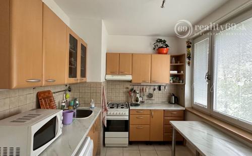 NOVÁ CENA - JAZERO - POLÁRNA 3 IZBOVÝ BYT SUPER STAV, ZATEPLENÁ  LODŽIA.