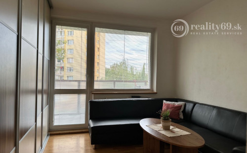 NOVÁ CENA - JAZERO - POLÁRNA 3 IZBOVÝ BYT SUPER STAV, ZATEPLENÁ  LODŽIA.