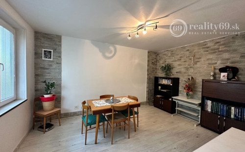 NOVÁ CENA - JAZERO - POLÁRNA 3 IZBOVÝ BYT SUPER STAV, ZATEPLENÁ  LODŽIA.