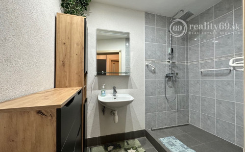 NOVÁ CENA - JAZERO - POLÁRNA 3 IZBOVÝ BYT SUPER STAV, ZATEPLENÁ  LODŽIA.