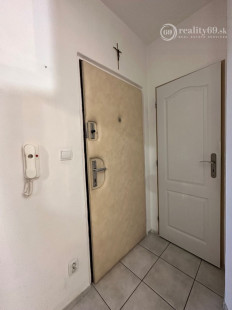 NOVÁ CENA - JAZERO - POLÁRNA 3 IZBOVÝ BYT SUPER STAV, ZATEPLENÁ  LODŽIA.