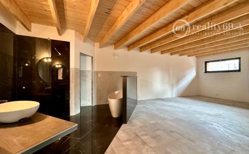 MALÁ IDA - TOP LOKALITA - 4 IZBOVÁ NOVOSTAVBA V STAVE HOLODOM.