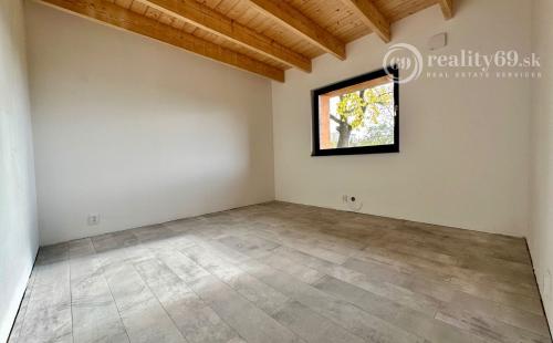 MALÁ IDA - TOP LOKALITA - 4 IZBOVÁ NOVOSTAVBA V STAVE HOLODOM.