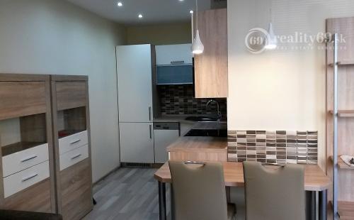 JUH - PROJEKT ŠAFRÁN - NOVOSTAVBA 2 IZBOVÝ KOMPLETNE ZARIADENÝ TEHLOVÝ BYT.