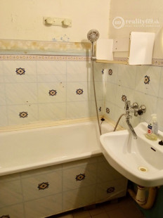 TERASA - 3 IZBOVÝ BYT SUPER CENA PÔVODNÝ STAV, S LODŽIOU 64 M2 PRI KINE DRUŽBA.