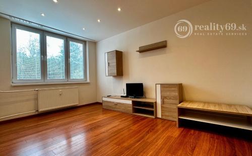 NOVÁ SUPER CENA - MIŠKOVECKÁ - PEKNÝ MODERNÝ BYT PO KOMPLETNEJ REKONŠTRUKCII ČIASTOČNE ZARIADENÝ.