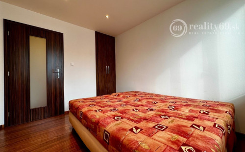 NOVÁ SUPER CENA - MIŠKOVECKÁ - PEKNÝ MODERNÝ BYT PO KOMPLETNEJ REKONŠTRUKCII ČIASTOČNE ZARIADENÝ.