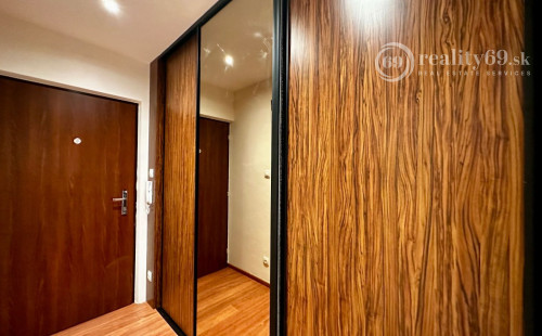 NOVÁ SUPER CENA - MIŠKOVECKÁ - PEKNÝ MODERNÝ BYT PO KOMPLETNEJ REKONŠTRUKCII ČIASTOČNE ZARIADENÝ.