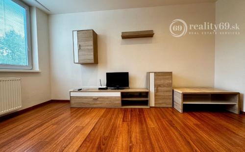 NOVÁ SUPER CENA - MIŠKOVECKÁ - PEKNÝ MODERNÝ BYT PO KOMPLETNEJ REKONŠTRUKCII ČIASTOČNE ZARIADENÝ.