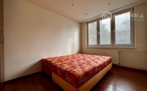 NOVÁ SUPER CENA - MIŠKOVECKÁ - PEKNÝ MODERNÝ BYT PO KOMPLETNEJ REKONŠTRUKCII ČIASTOČNE ZARIADENÝ.