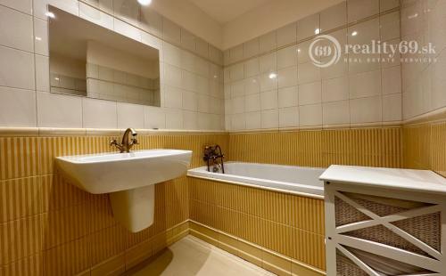 NOVÁ SUPER CENA - MIŠKOVECKÁ - PEKNÝ MODERNÝ BYT PO KOMPLETNEJ REKONŠTRUKCII ČIASTOČNE ZARIADENÝ.