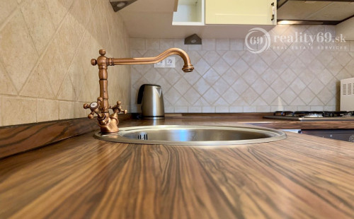 NOVÁ SUPER CENA - MIŠKOVECKÁ - PEKNÝ MODERNÝ BYT PO KOMPLETNEJ REKONŠTRUKCII ČIASTOČNE ZARIADENÝ.